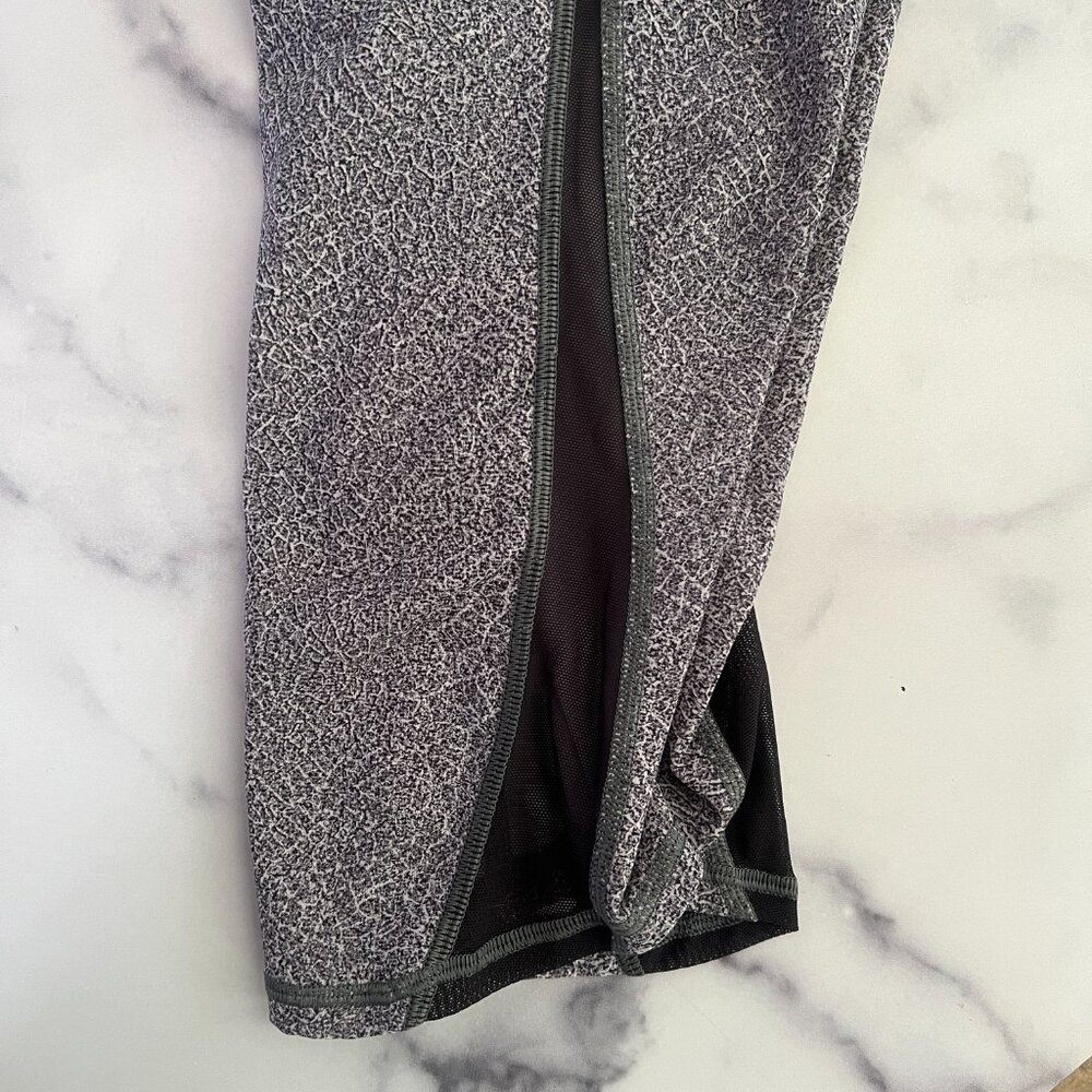 Lululemon Train Times Crop Legging, Fractal Alpine White Black/Black, Size 6 - Picture 6 of 12